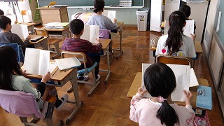 3年生では国語の教科書をもとに、音読カードの記録のとり方を学んでいます