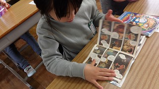 教室にあるたくさんの図書。自分たちで探して読書をします。