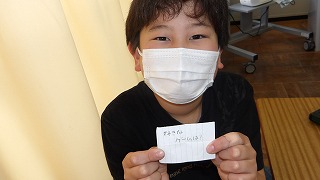 カードに書かれた質問のくじを引き、グループの中で答えていきます
