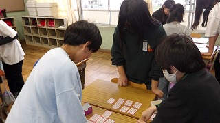 グループで五色百人一首に挑戦