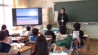 国語の詩「水平線」をイメージするために、担任は自身の撮った写真を使っていました