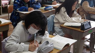 ノートも進級してはじめてのページ。集中して丁寧に書いています。