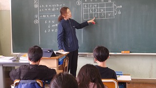 小数が10倍になったときの小数点の移動に注目します