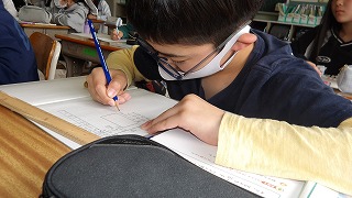 定規を使い、ノートのマスにも注意して丁寧に位取りをして考えています