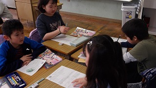 グループで一人ずつビンゴカードにある項目を自己紹介し、同じものがあったら丸で囲んでいきます