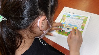 九九表で前後が隠された数字を当てるゲームです