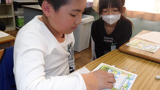 ペアで楽しく学習しながら九九をおさらいしています