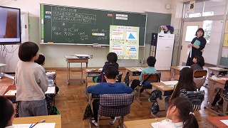 算数専科の自作掲示教材はとてもビジュアルが生かされており、子供たちにとっても分かりやすそうです