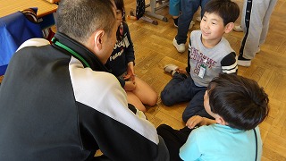 創設した係の仕事について、子供たちはアイデアを出し合っています