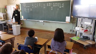担任は、係と当番の役割の違いを明確にしています