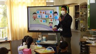 担任は、実物を画面に映し出して子どもたちと同じ学習環境で進めます