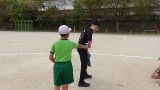 担任からバトンパスの手の向きの指導をしてからはじめました