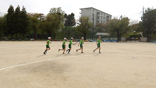 グループでバトンパスに特化した練習を行います。たくさんパスができる場づくりがありました