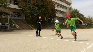 最後はチーム対抗でリレー。皆の応援も盛り上がりました