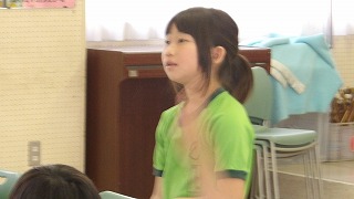 「春の小川」の歌詞の視点が誰にあるか考えを述べあいます