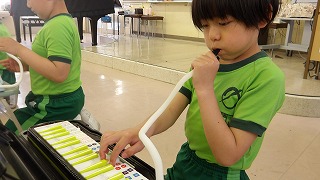 後半は鍵盤ハーモニカを演奏し、高い音に移る指の移動を確認しましたの曲のイメージを持ちます