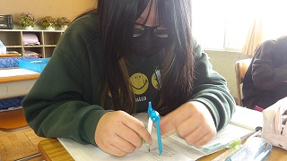 コンパスの特性を生かして長さを比べています