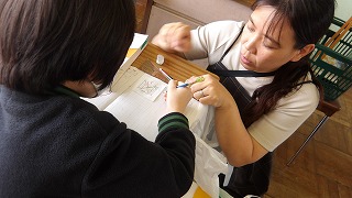 個別に子供たちを支援しながら理解を促していました