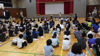 今年度はじめて全校児童が揃う集会となりました