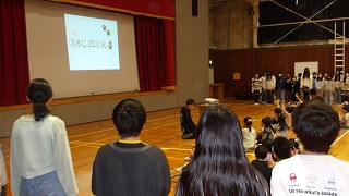 5・6年生からは学校紹介の歌とクイズで、会場は盛り上がりました