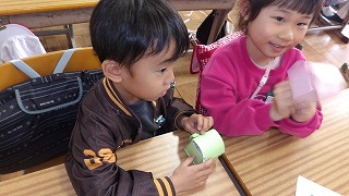 受け取ったプレゼントに、1年生は笑顔です