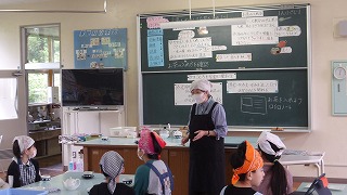 お茶の入れ方を学びます。黒板には専科教員のつくった一目でわかる調理の流れが示されています