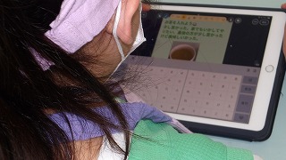 出来上がったお茶を撮影し、タブレットを使って振り返りをしています