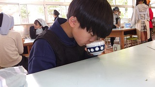 自分たちのいれたお茶。よく味わっていますね