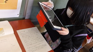 書いたワークシートをタブレットに取り込み、ロイロノートで共有します