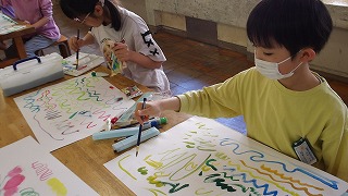 絵の具と水の分量で表現が変わっていく楽しさを体現しています