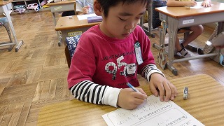 ワークシートに学校探検で一年生に伝えるために工夫したところを書き出しました