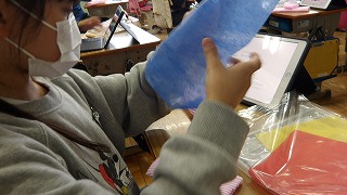光を透過する素材を組み合わせてランプを作ります