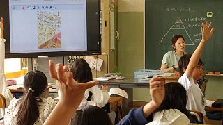 ヒヤリ・ハットはどこに存在するか、担任は子どもたちと同じ図を画面に表示して確認しています