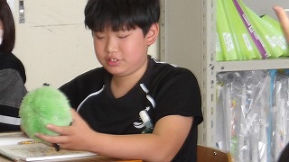 発表は、マスコットを手渡しながら多くの子供たちが発表する機会を設けています