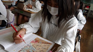 図の前後の行動も想定しながら、教科書にチェックしています