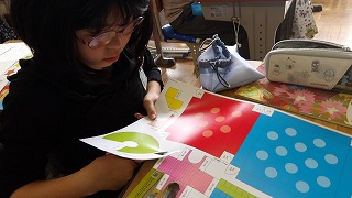 選んだパーツを丁寧に切り離して