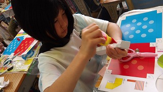 ビー玉の軌道を考えながら、カーブを作っています