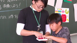 子供たちの想像するイメージを実現できるよう支援しています