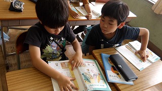 1㎝目盛りの付いたものさしで葉書の大きさを測るのですが、縦の長さがcm単位ではぴったり測り取れないことに気付きます