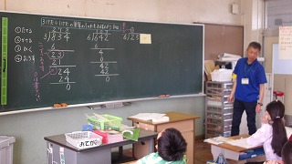 専科教員は、わり算筆算のアルゴリズムを板書で分かりやすく示しています