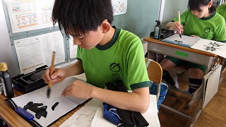 「原」のパーツの中と外のバランスを考えながら書いています