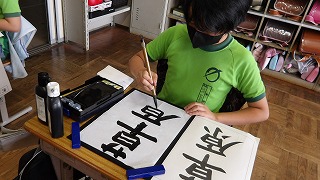 静かに集中して取り組みます。先に書いた字と比べ、改善されたかを振り返ります