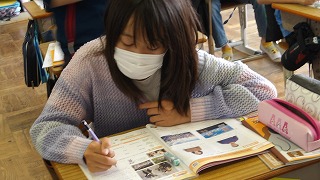 動画から学んだ気付きをテキストに書き入れています