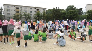 校庭への移動も落ち着いてでき立派でした