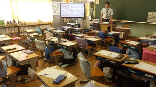 一年生もしっかり机の下に潜り、担任の指示を聞いています