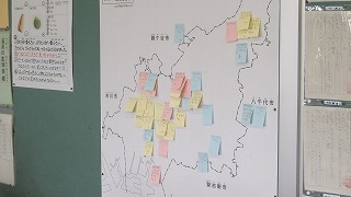 教室には船橋市の地図に子供たちが情報が書かれた付箋が貼られています