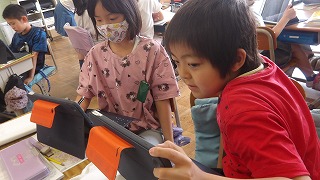 グループを作り、仲間と共有して問いを深めていきました