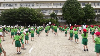 ラジオ体操では、模範となる児童の動きを見ながらできました。