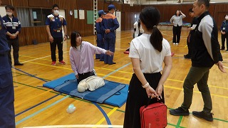 消防署員より指導をいただきました