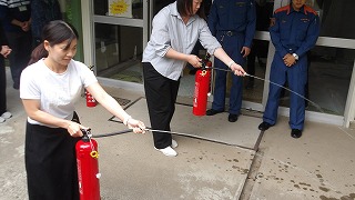 消火器訓練では、初期消火で気を付けることを学びました
